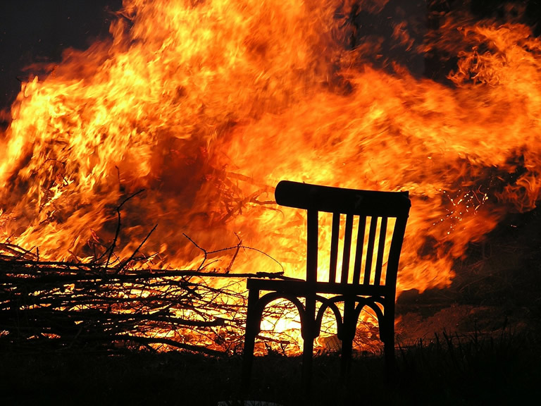 Brandsanierung mit Trockeneis – So erstrahlt verbranntes Holz wieder in neuem Glanz